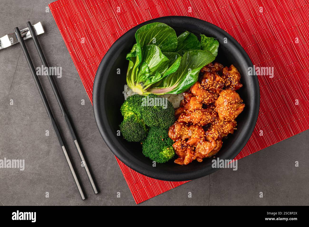 Bol de poulet Teriyaki avec brocoli et bok choy sur table en pierre grise Banque D'Images