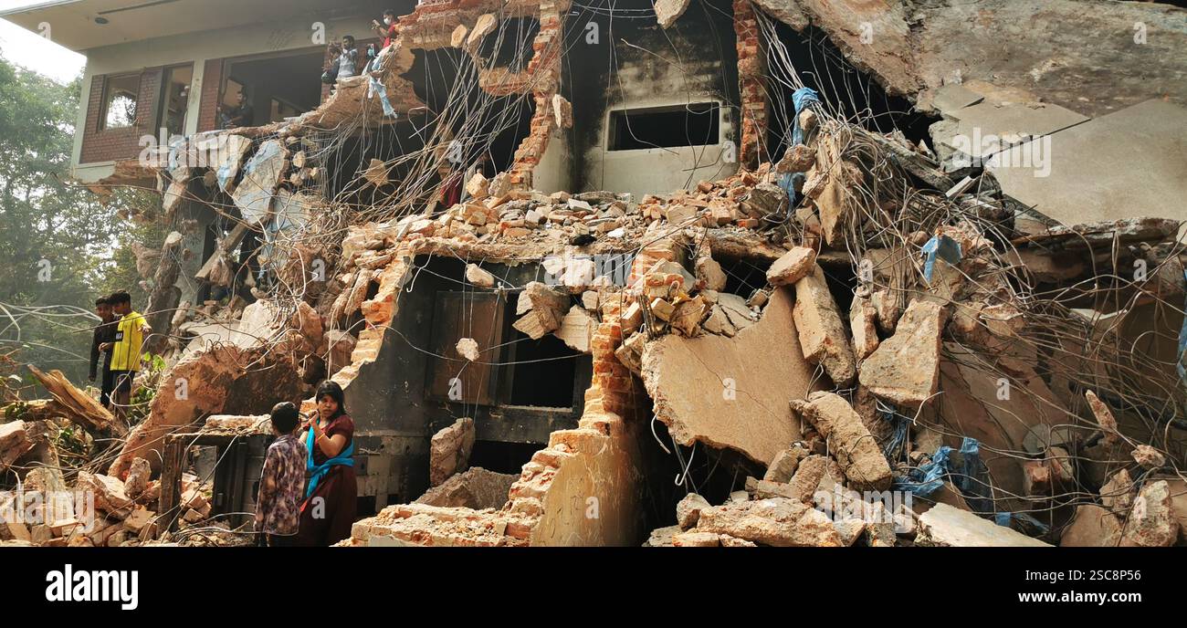 Les manifestants attaquent et détruisent la maison du cheikh Mujibur Rahman à Dhanmondi 32, Dhaka Banque D'Images