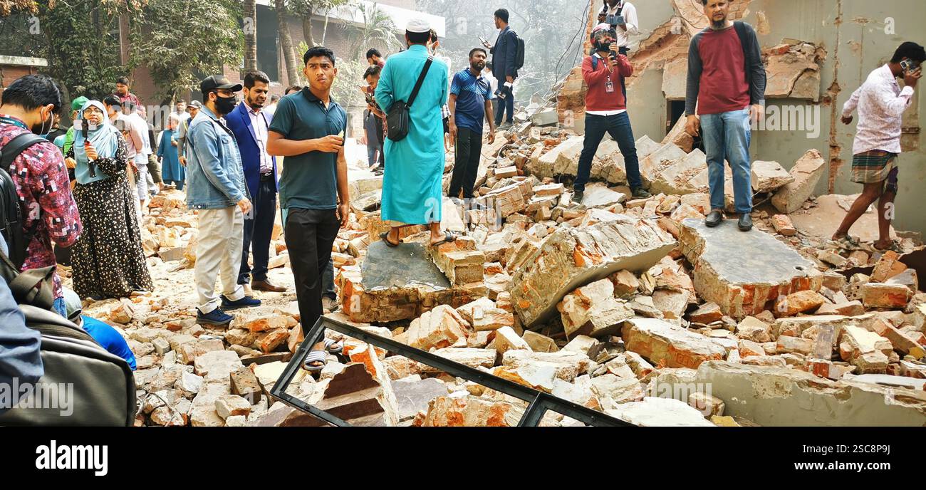 Les manifestants attaquent et détruisent la maison du cheikh Mujibur Rahman à Dhanmondi 32, Dhaka Banque D'Images
