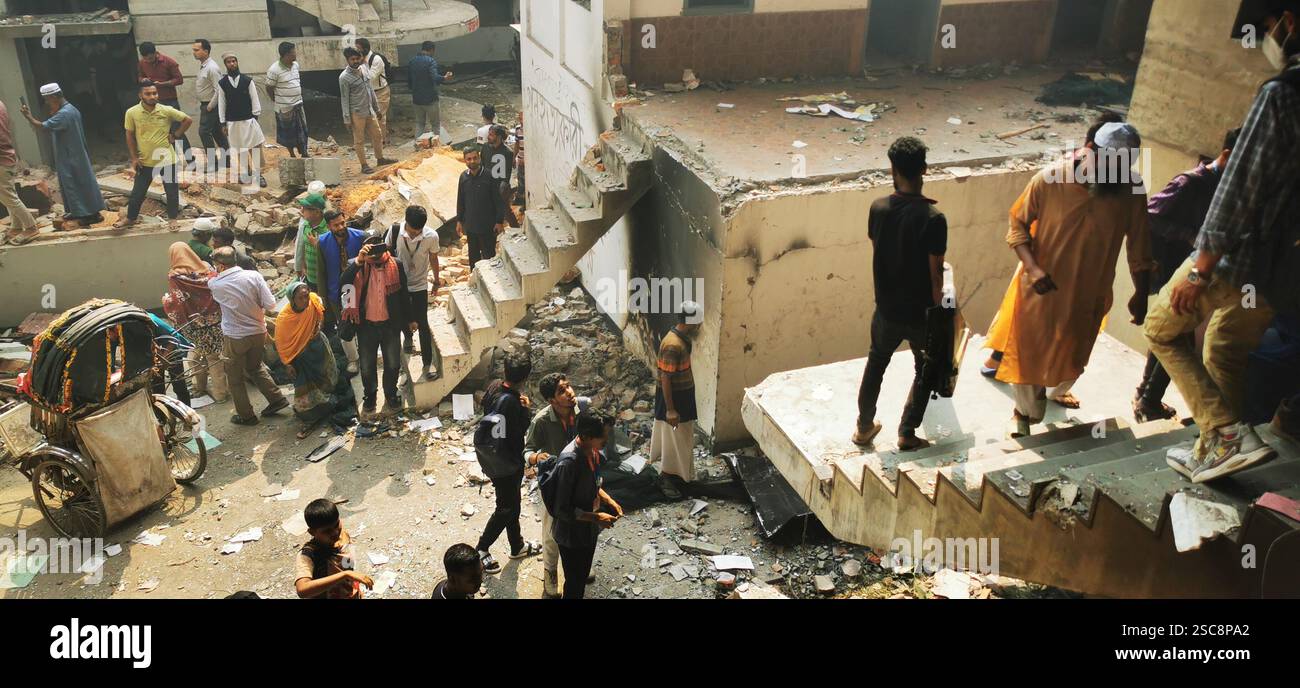 Les manifestants attaquent et détruisent la maison du cheikh Mujibur Rahman à Dhanmondi 32, Dhaka Banque D'Images