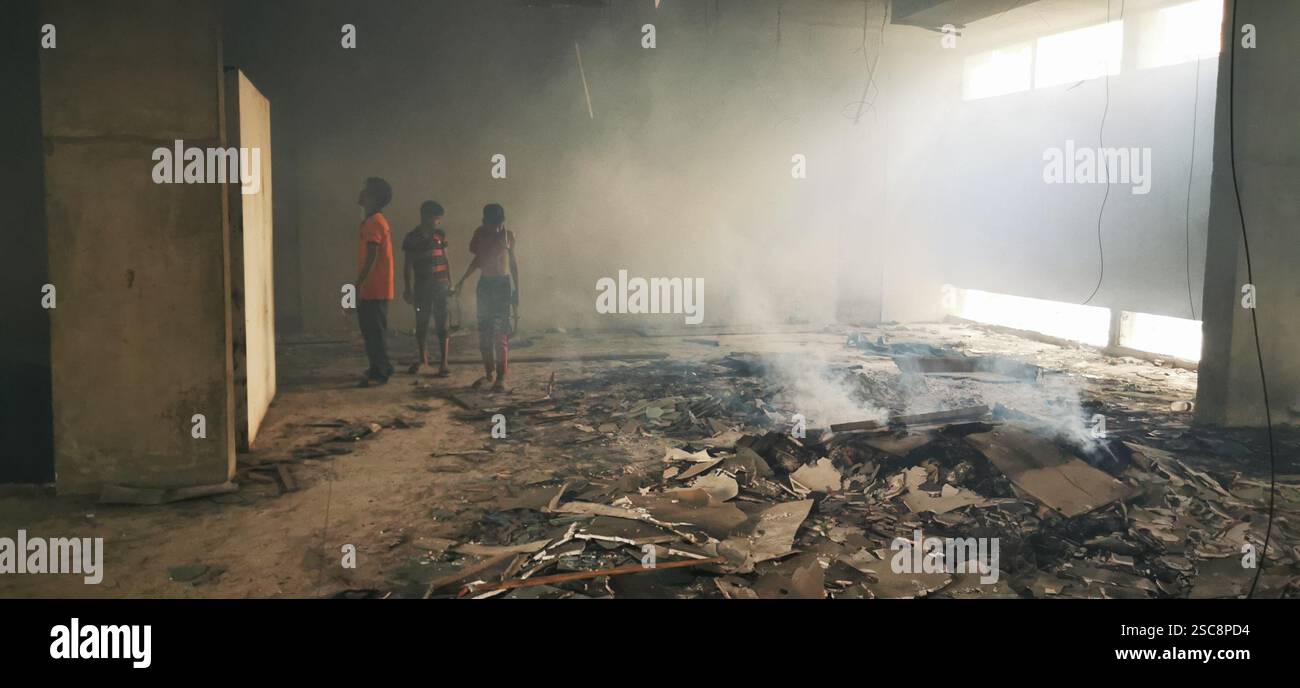 Les manifestants attaquent et détruisent la maison du cheikh Mujibur Rahman à Dhanmondi 32, Dhaka Banque D'Images