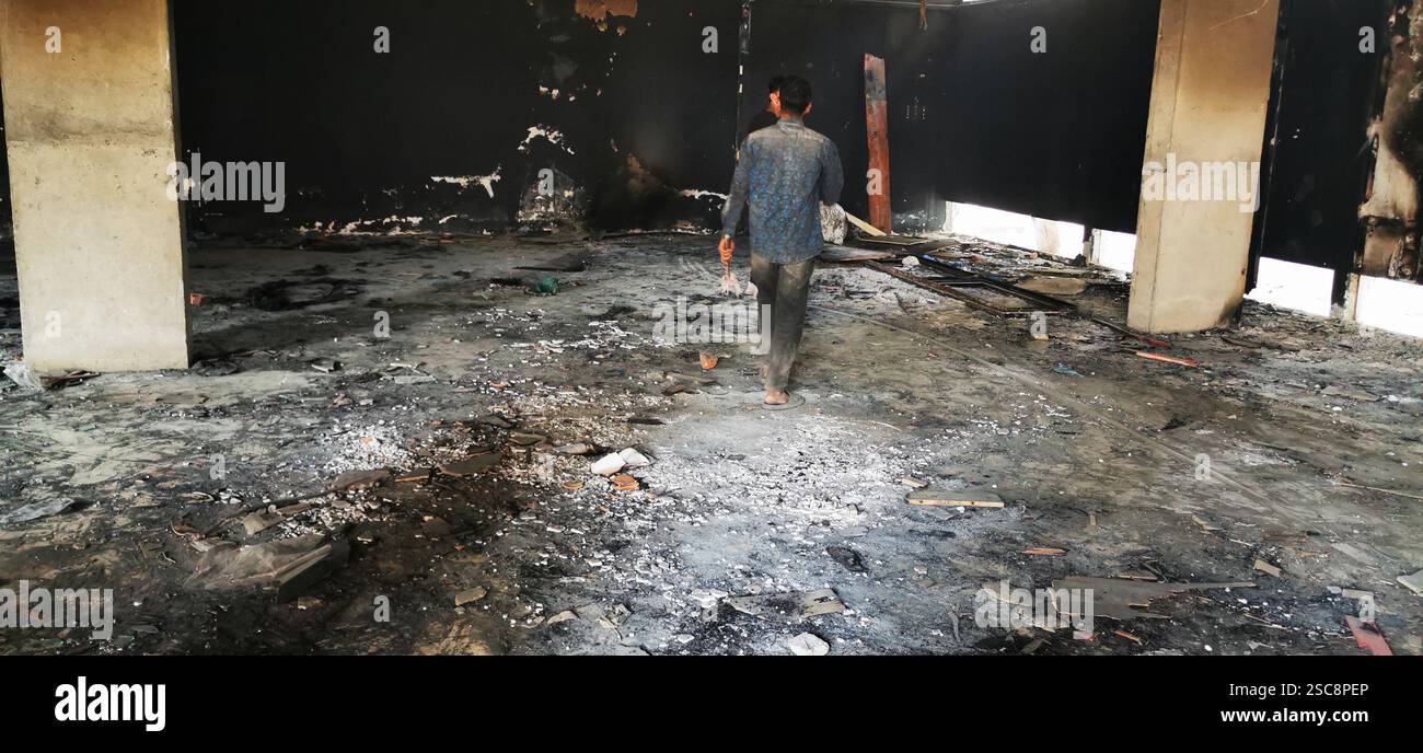 Les manifestants attaquent et détruisent la maison du cheikh Mujibur Rahman à Dhanmondi 32, Dhaka Banque D'Images