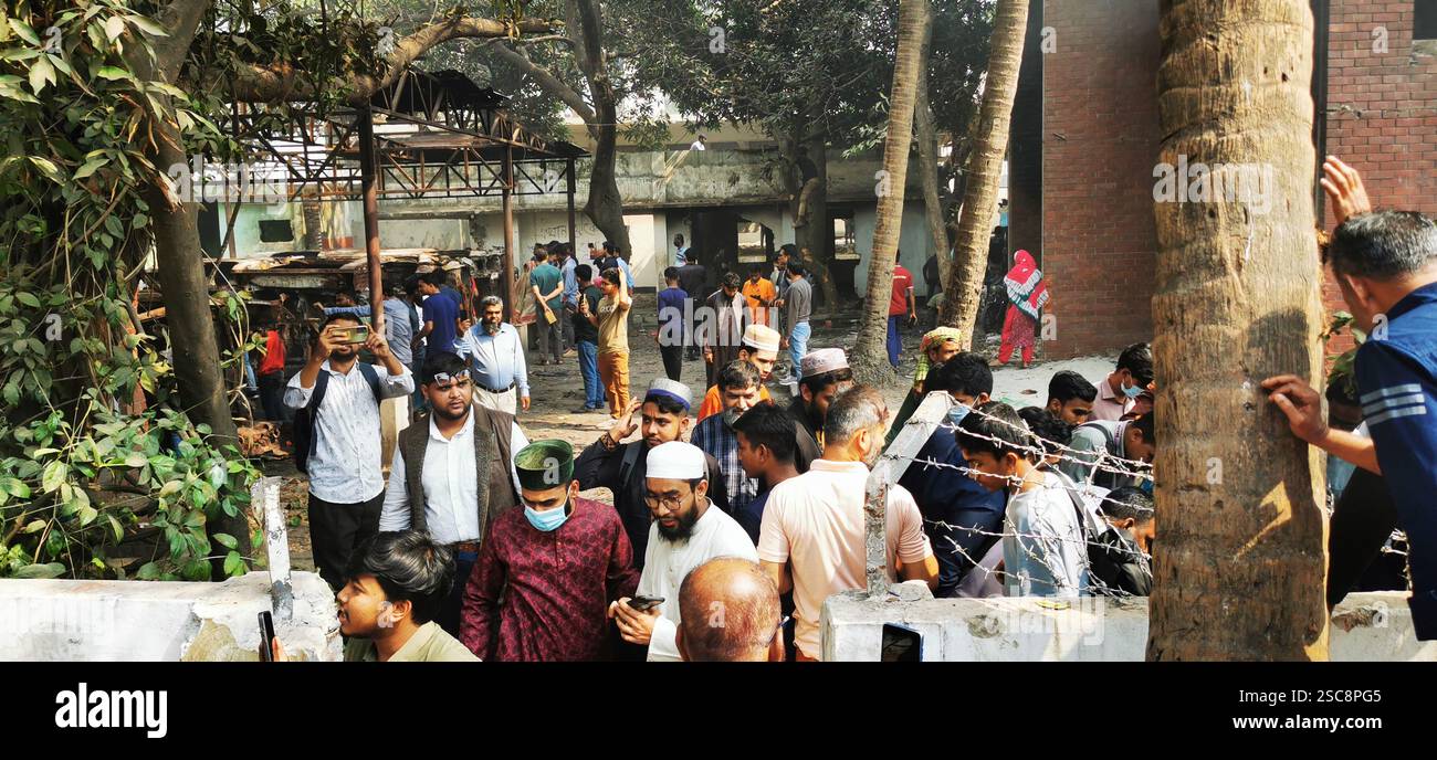 Les manifestants attaquent et détruisent la maison du cheikh Mujibur Rahman à Dhanmondi 32, Dhaka Banque D'Images