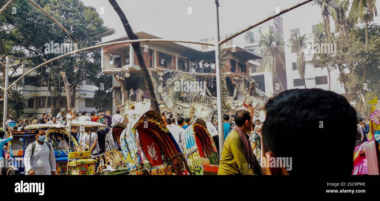 Les manifestants attaquent et détruisent la maison du cheikh Mujibur Rahman à Dhanmondi 32, Dhaka Banque D'Images