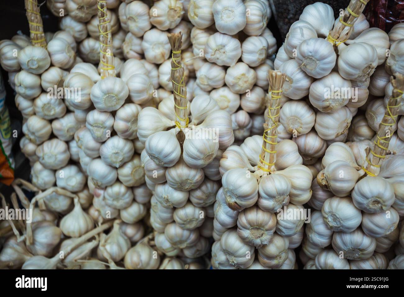 La stalle d'ail au marché Banque D'Images