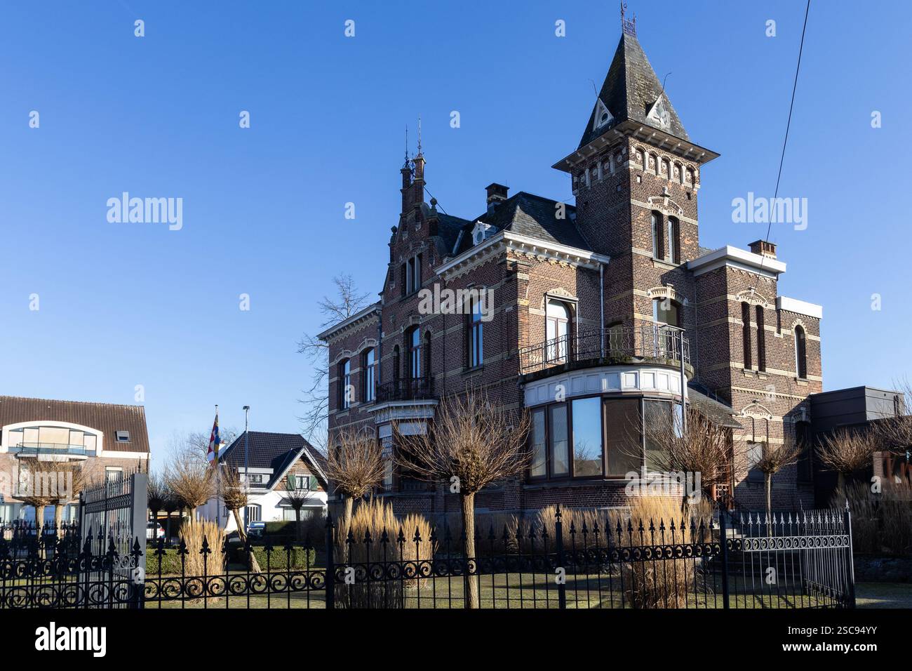 Vue du 19ème siècle Villa van Stappen, l'une des mairies de Puurs-Sint-Amands, dans la province d'Anvers, Belgique. Copier l'espace au-dessus de la droite. Banque D'Images
