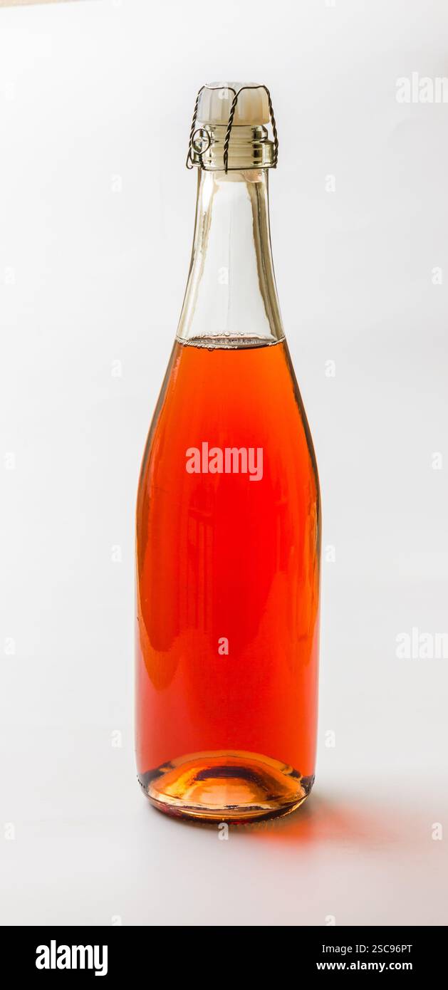 bouteille de champagne rose sur fond blanc Banque D'Images