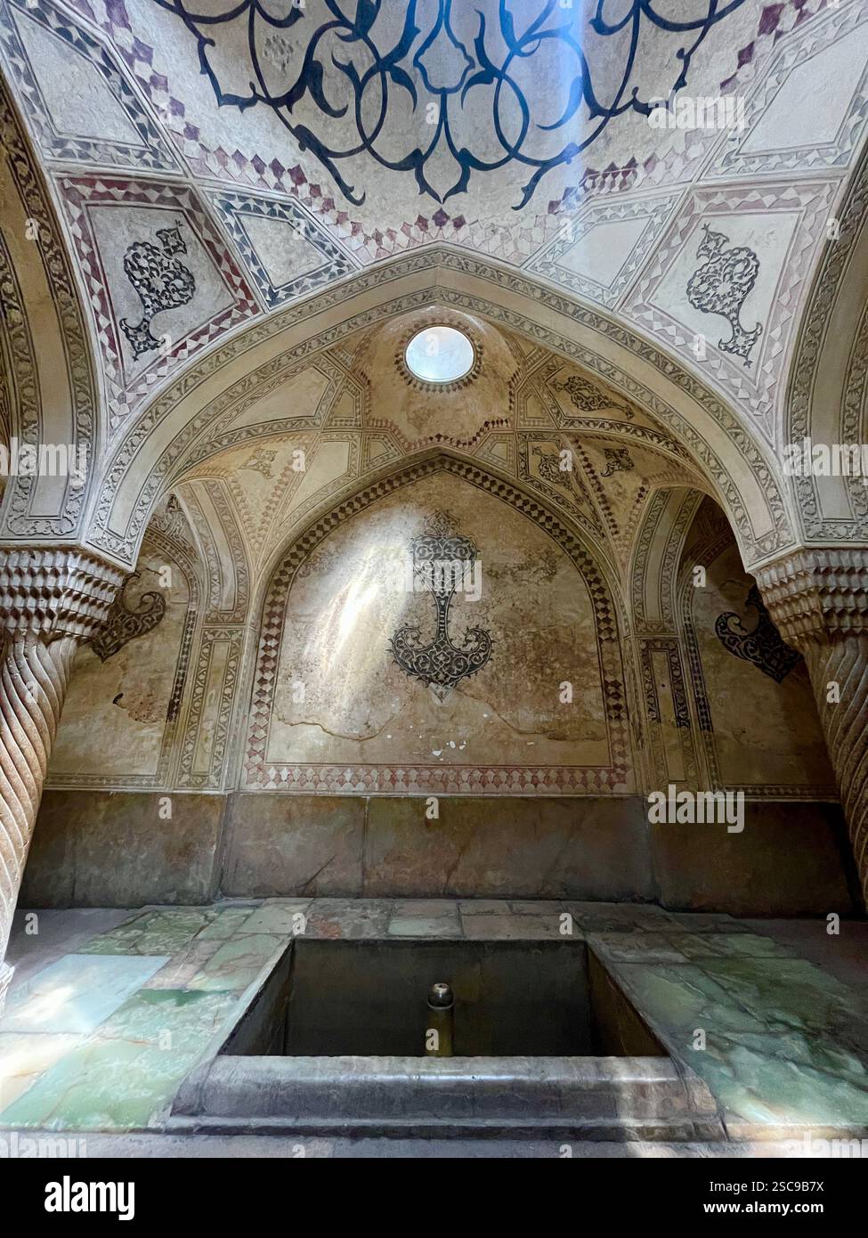 Une piscine intérieure dans le complexe du musée Vakil Bathhouse à Shiraz, Iran, photographiée par Shahpari Bahrami - Image de stock capturée avec un smartphone