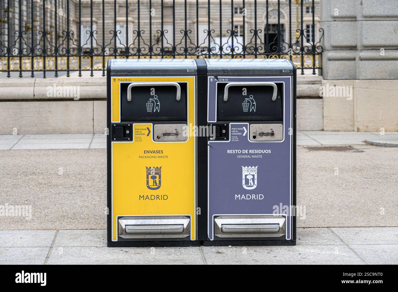 Conception de poubelles dans la place par le Palais Royal, Madrid, Espagne Banque D'Images