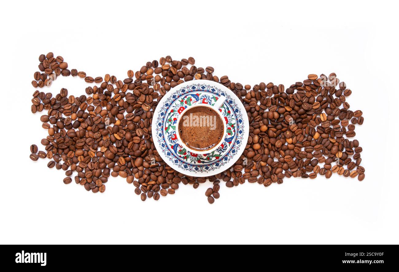 Concept de café turc, carte de turquie des grains de café torréfiés isolés sur fond blanc, café traditionnel de boisson chaude dans une tasse de porcelaine Banque D'Images