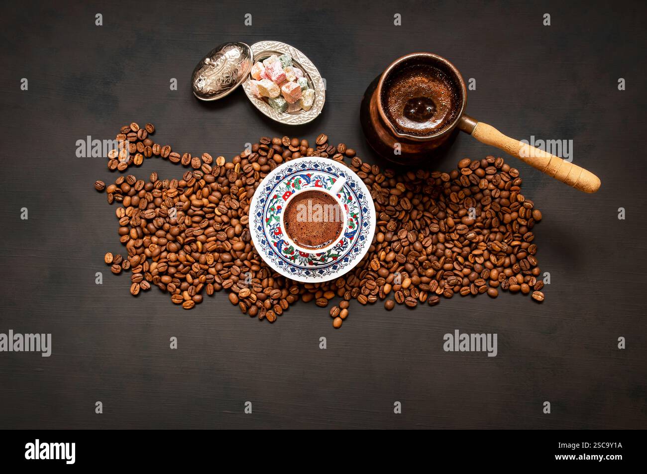 Concept de café turc, carte de turquie des grains de café torréfiés, café traditionnel de boisson chaude dans une tasse de porcelaine avec une cafetière en cuivre Banque D'Images