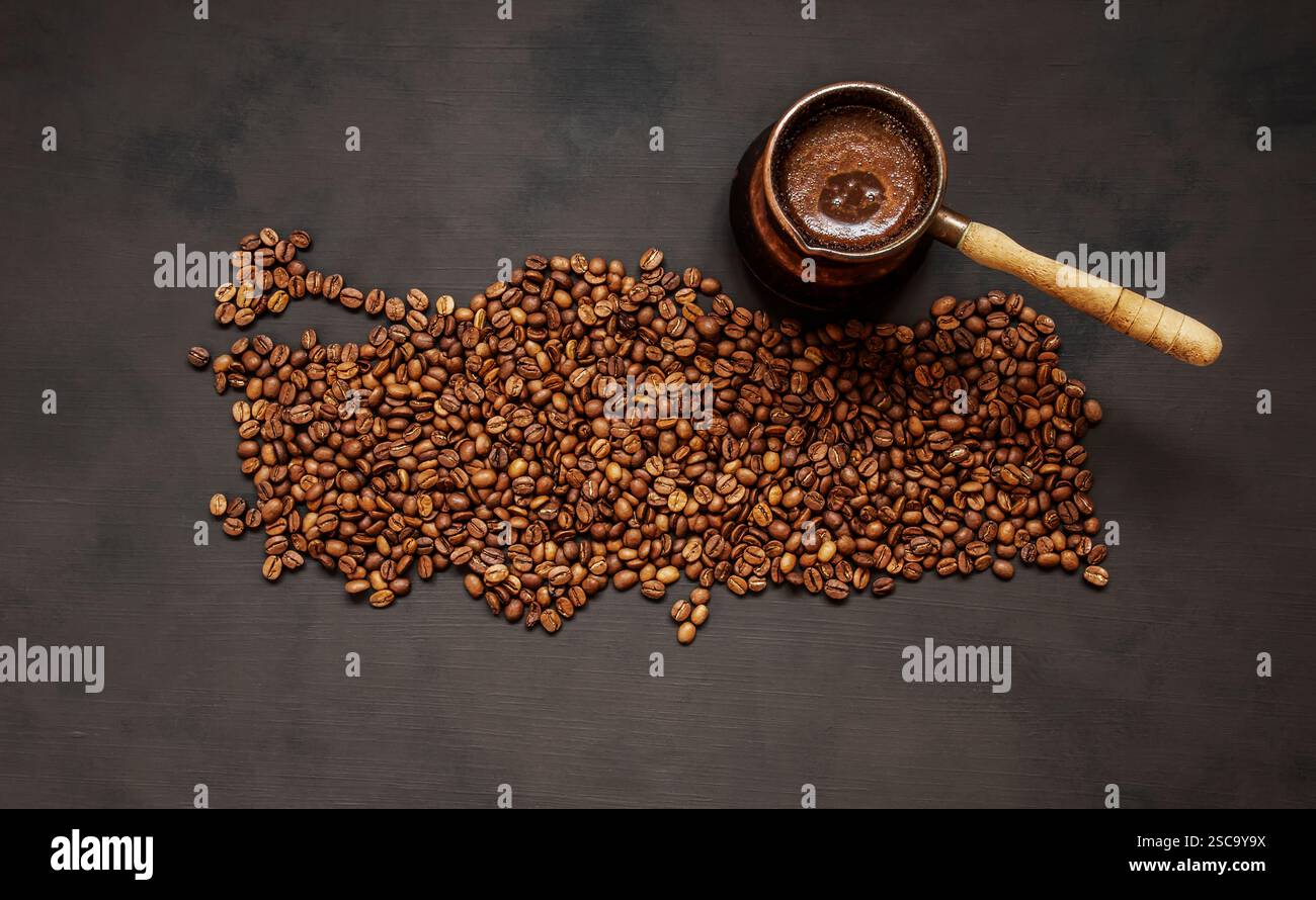 Concept de café turc, carte de turquie des grains de café torréfiés, café traditionnel de boisson chaude dans une cafetière en cuivre Banque D'Images