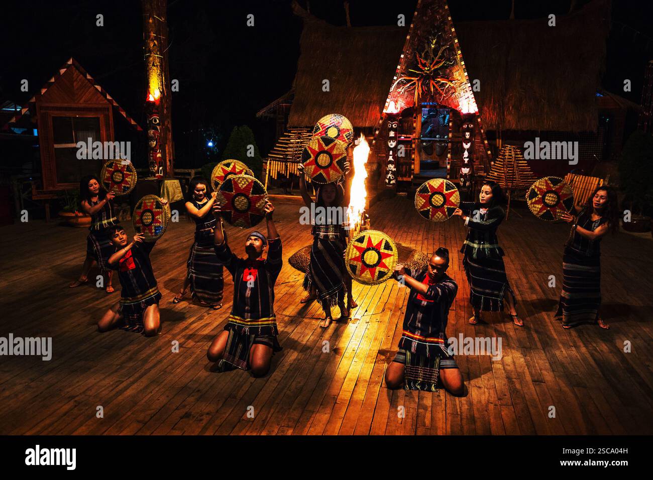 Dalat, Vietnam. 26 novembre 2014. Spectacle nocturne autour du feu de camp avec danses vietnamiennes nationales Banque D'Images