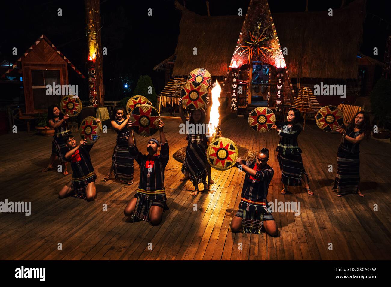 Dalat, Vietnam. 26 novembre 2014. Spectacle nocturne autour du feu de camp avec danses vietnamiennes nationales Banque D'Images