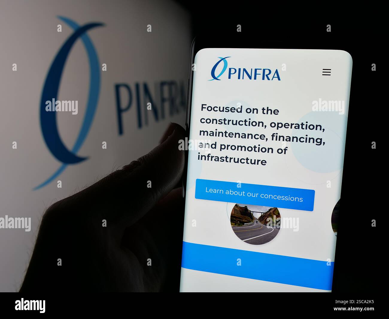 Dans cette illustration de photo, une personne tient un téléphone portable avec la page Web de la société d'infrastructure mexicaine PRINFRA sur l'écran devant le logo. Banque D'Images