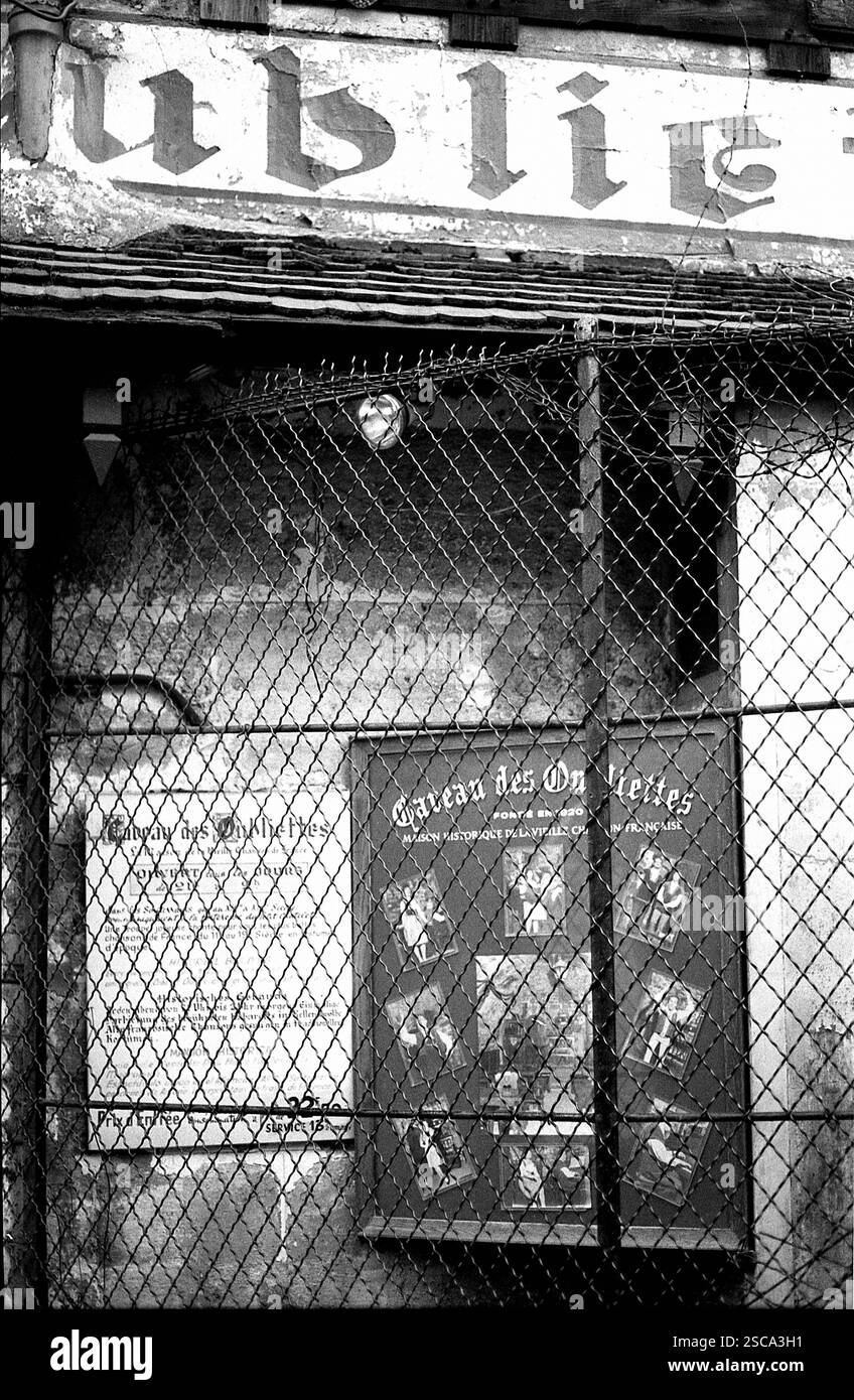 Entrée du bar de jazz Caveau des Oubliettes à Paris, 1975. [traduction automatique] Banque D'Images