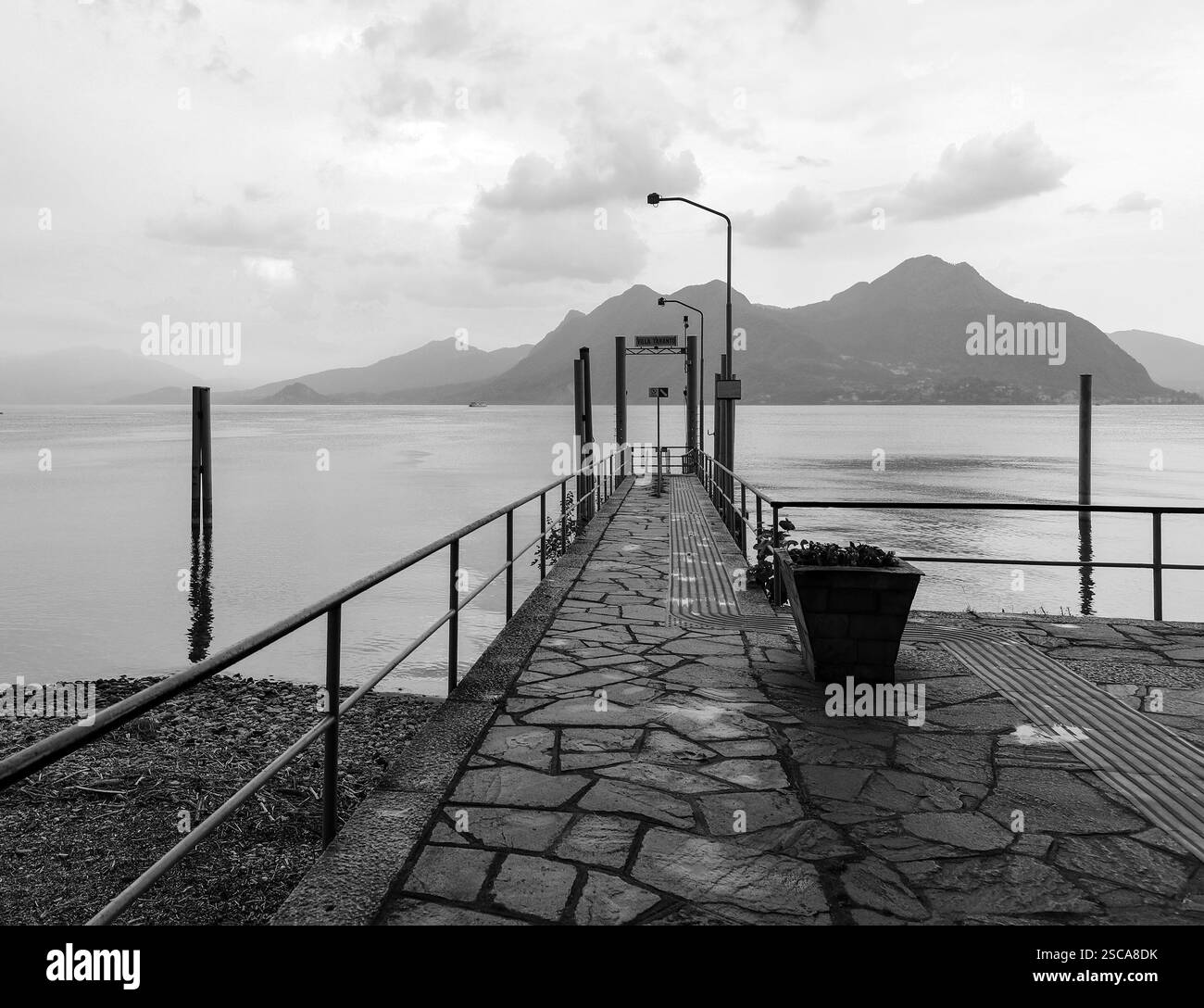 Une image en noir et blanc de l'embarcadère, de l'embarcadère ou du terminal de ferry à Villa Taranto, Lac majeur, Italie, Europe Banque D'Images