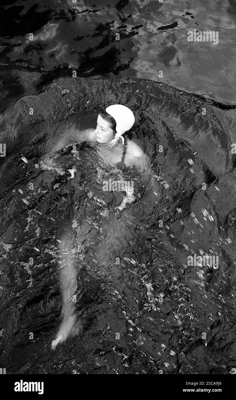 Une jeune femme avec une casquette de natation à l'établissement de baignade Lichtborn Spree à Fürstenwalde. [traduction automatique] Banque D'Images