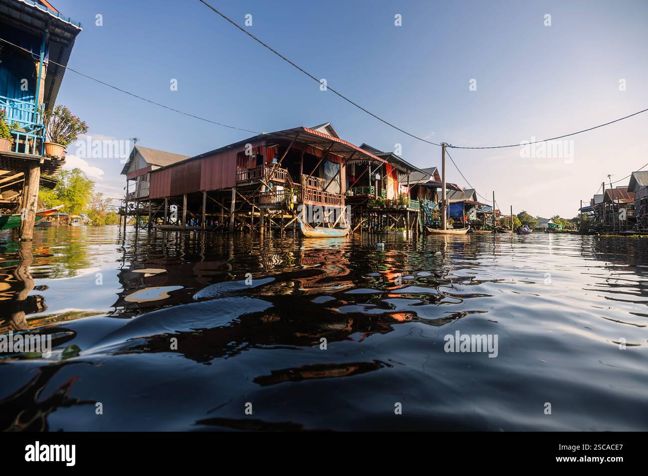 Kampong Phluk village flottant avec maisons sur pilotis sur le lac Tonle SAP au Cambodge. Banque D'Images