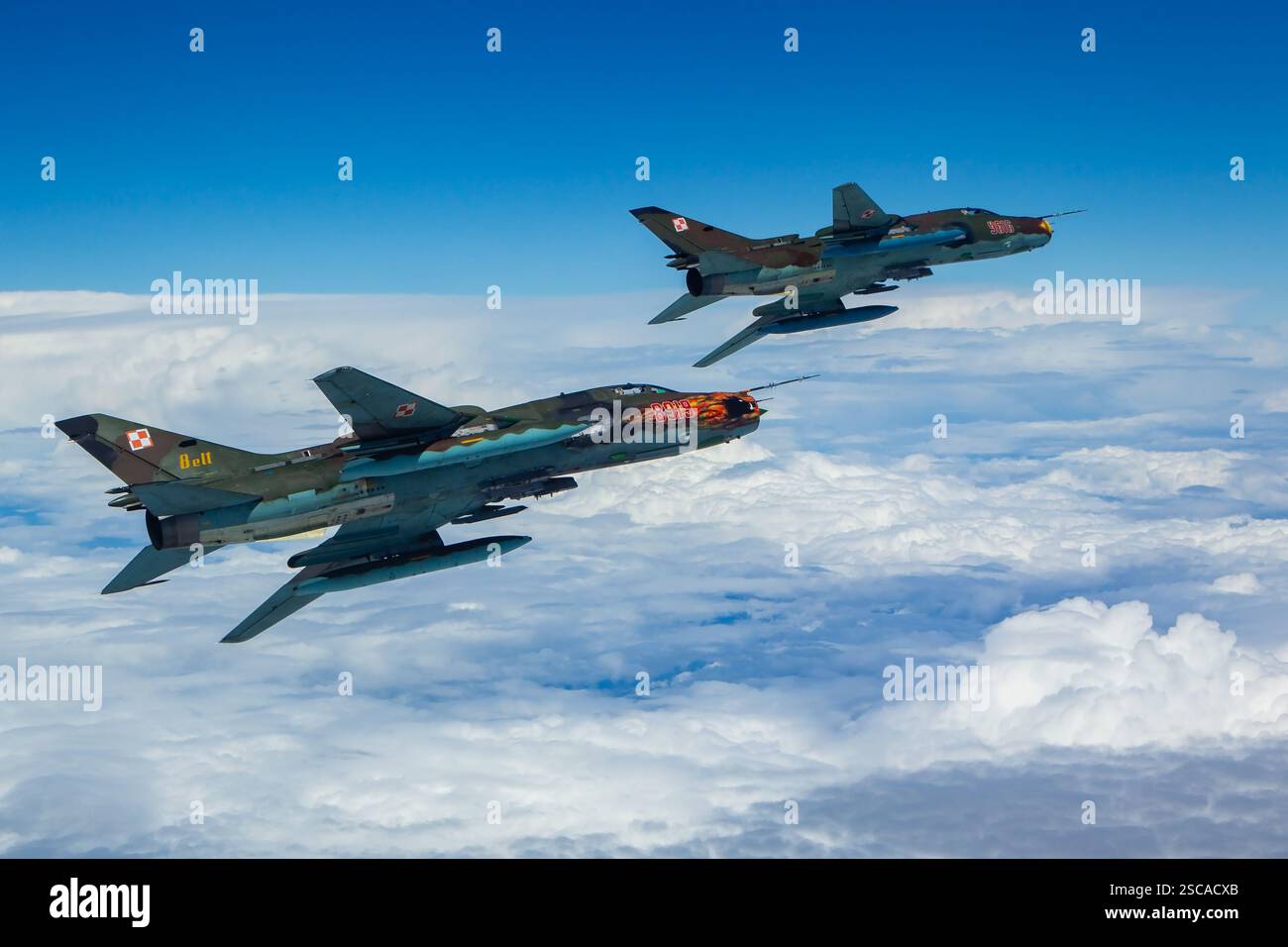 Un chasseur-bombardier Sukhoi Su-22 de l'armée de l'air polonaise en vol lors d'une séance photo air-air. Le Su-22 est propulsé par un turboréacteur Khatchaturov R-29BF-300, capable d'atteindre des vitesses allant jusqu'à Mach 1,6. Banque D'Images
