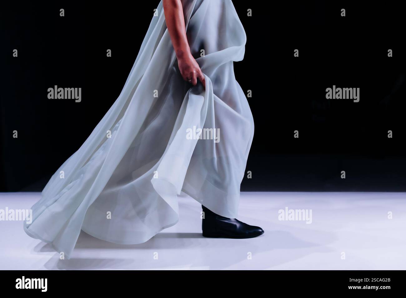 Détails de mode sur fond noir, robe longue bleu satiné, tenue de fantaisie pour femmes Banque D'Images