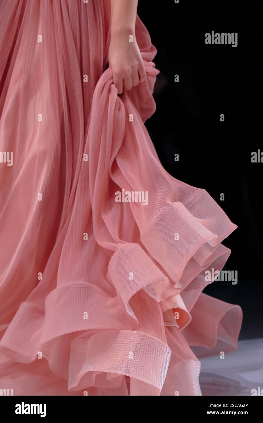 Détails de mode sur fond noir, robe longue rose satinée, tenue de fantaisie pour femmes Banque D'Images