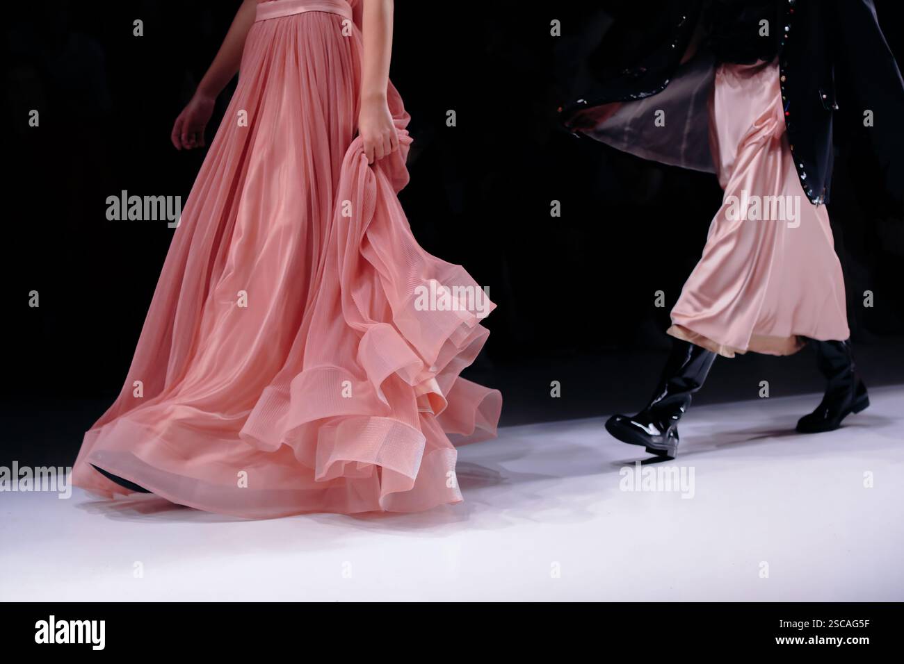 Détails de mode sur fond noir, jupe longue robe rose satinée, tenues de fantaisie pour femmes Banque D'Images
