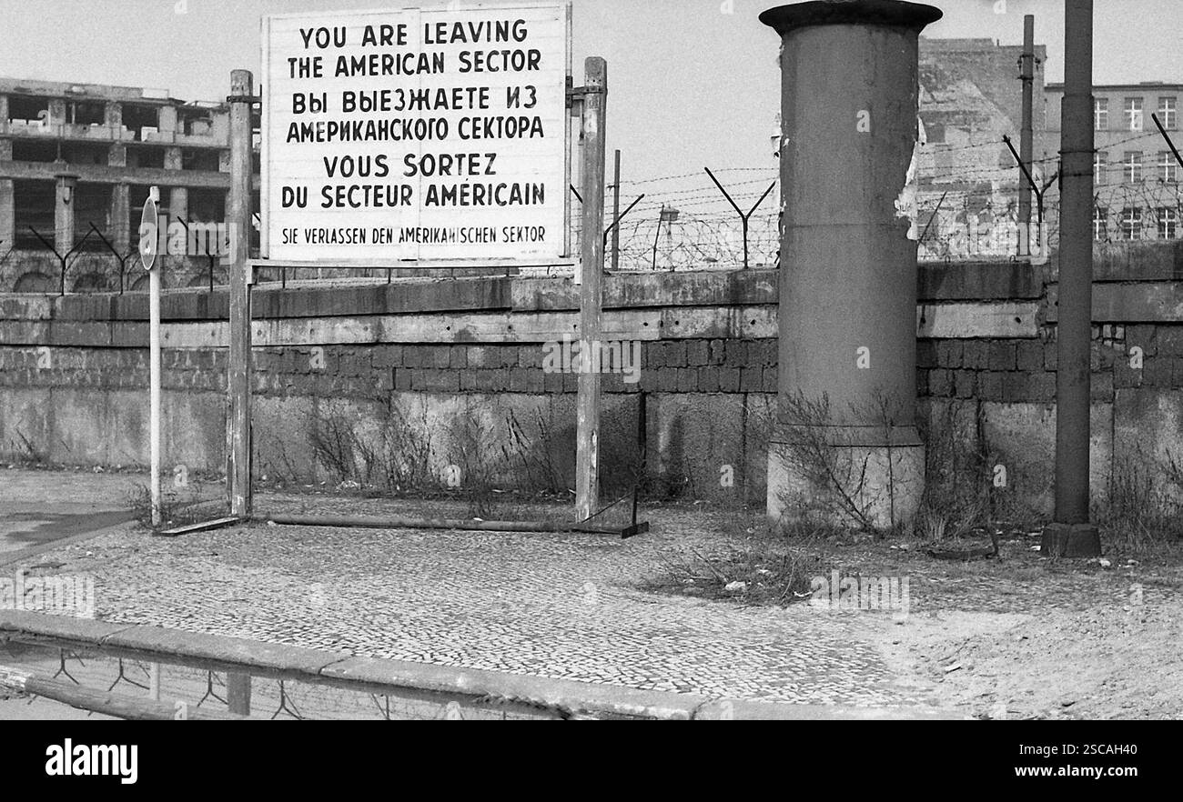 'Mur de Berlin sur la Potsdamer Platz, barbwire et un panneau (''vous quittez le secteur américain'').' Banque D'Images