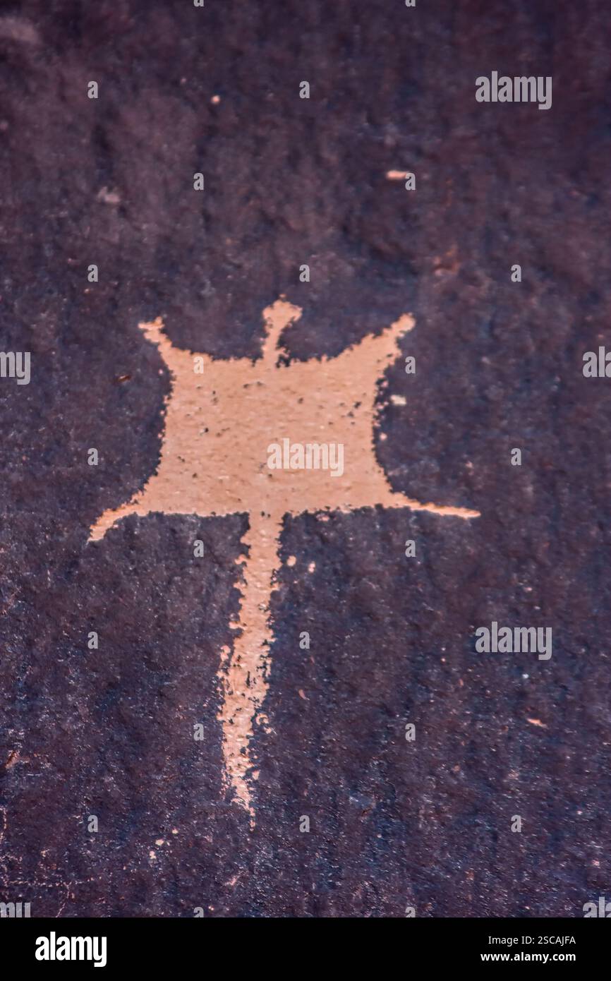 Une forme carrée avec une pointe pointue est dessinée sur une surface. La forme est brune et a un contour blanc Banque D'Images