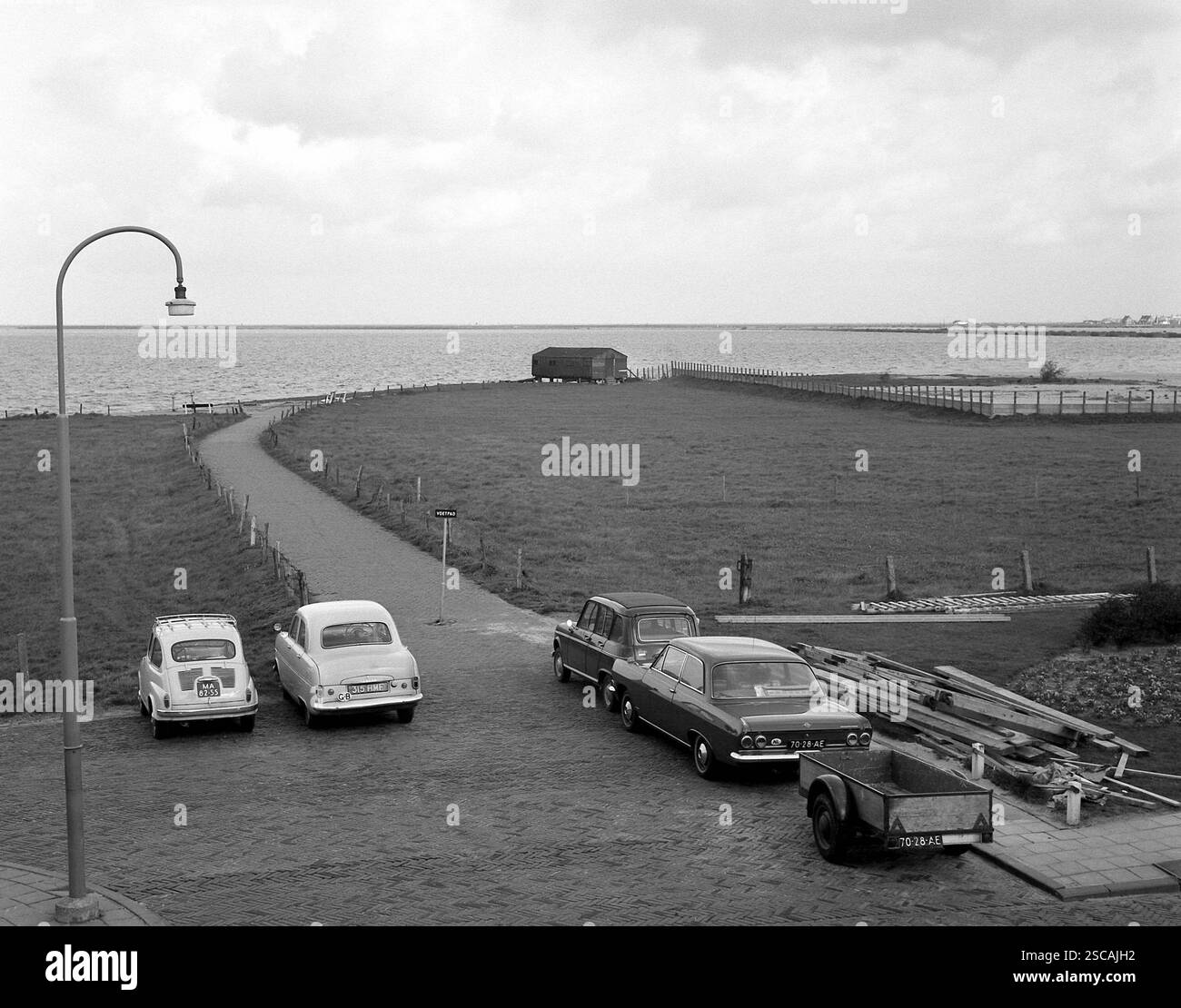 À l'Ijsselmeer près d'Harderwijk. Photo montre océan, littoral, voitures et pelouse (Fiat 500, Opel, Citroen R4). Banque D'Images