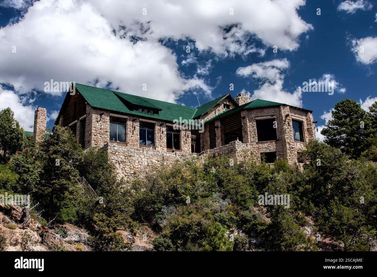 Une grande maison avec un toit vert. Le toit est en pierre. La maison est sur une colline Banque D'Images
