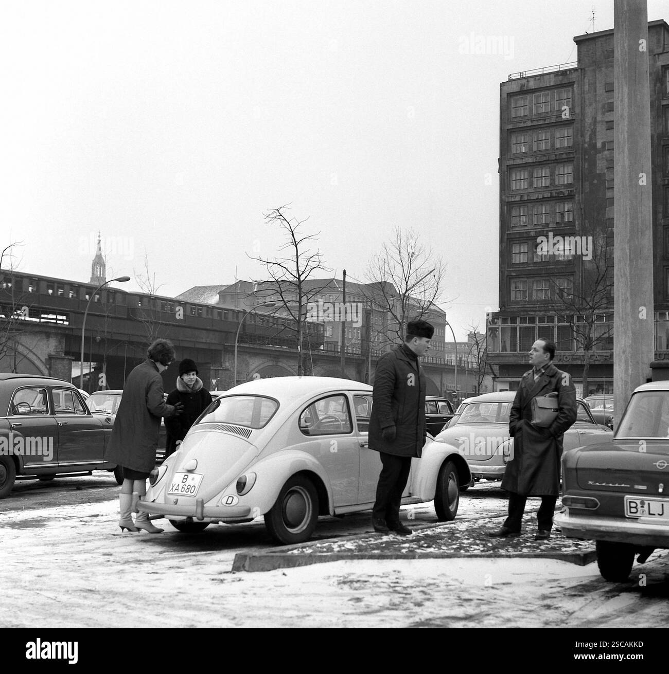 Rencontre avec l'Allemand intérieur col à l'Alexanderplatz à Berlin le 30.12.1965 Banque D'Images