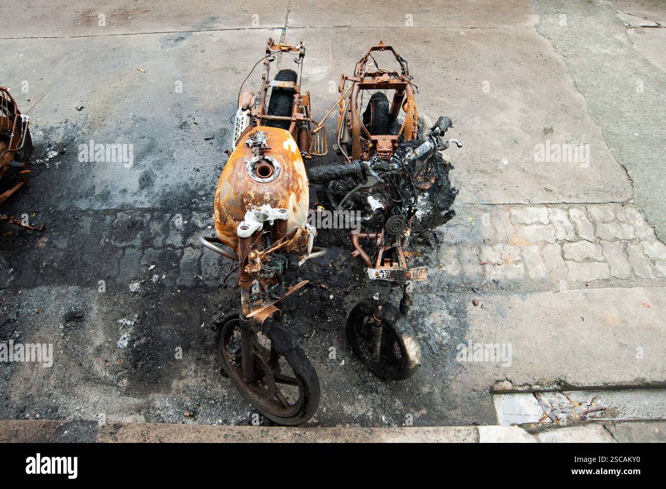 PONDICHÉRY, INDE - décembre 2023 : deux motos incendiées Banque D'Images