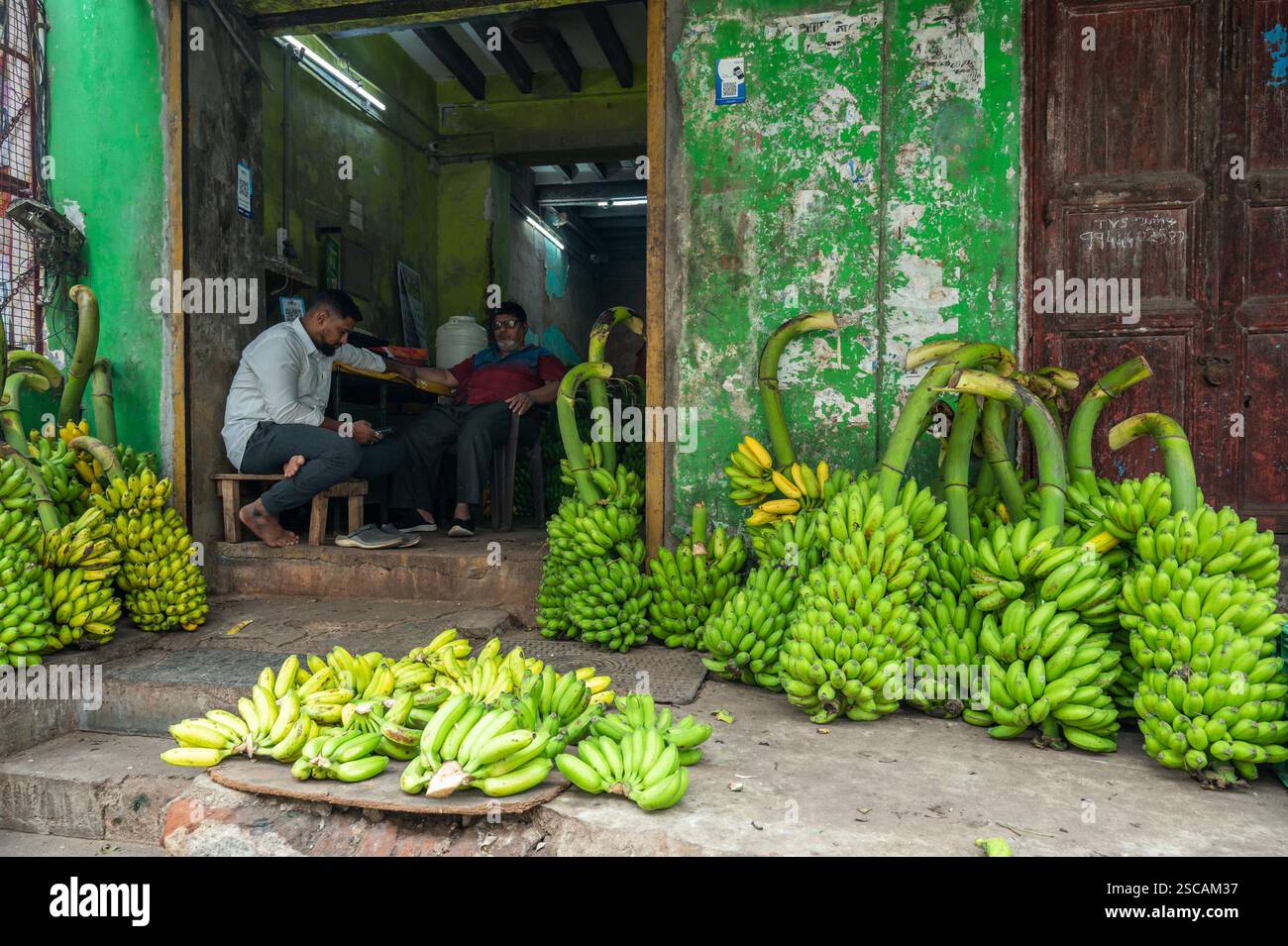 PONDICHÉRY, INDE - octobre 2024 : magasin de bananes au marché Goubert Banque D'Images