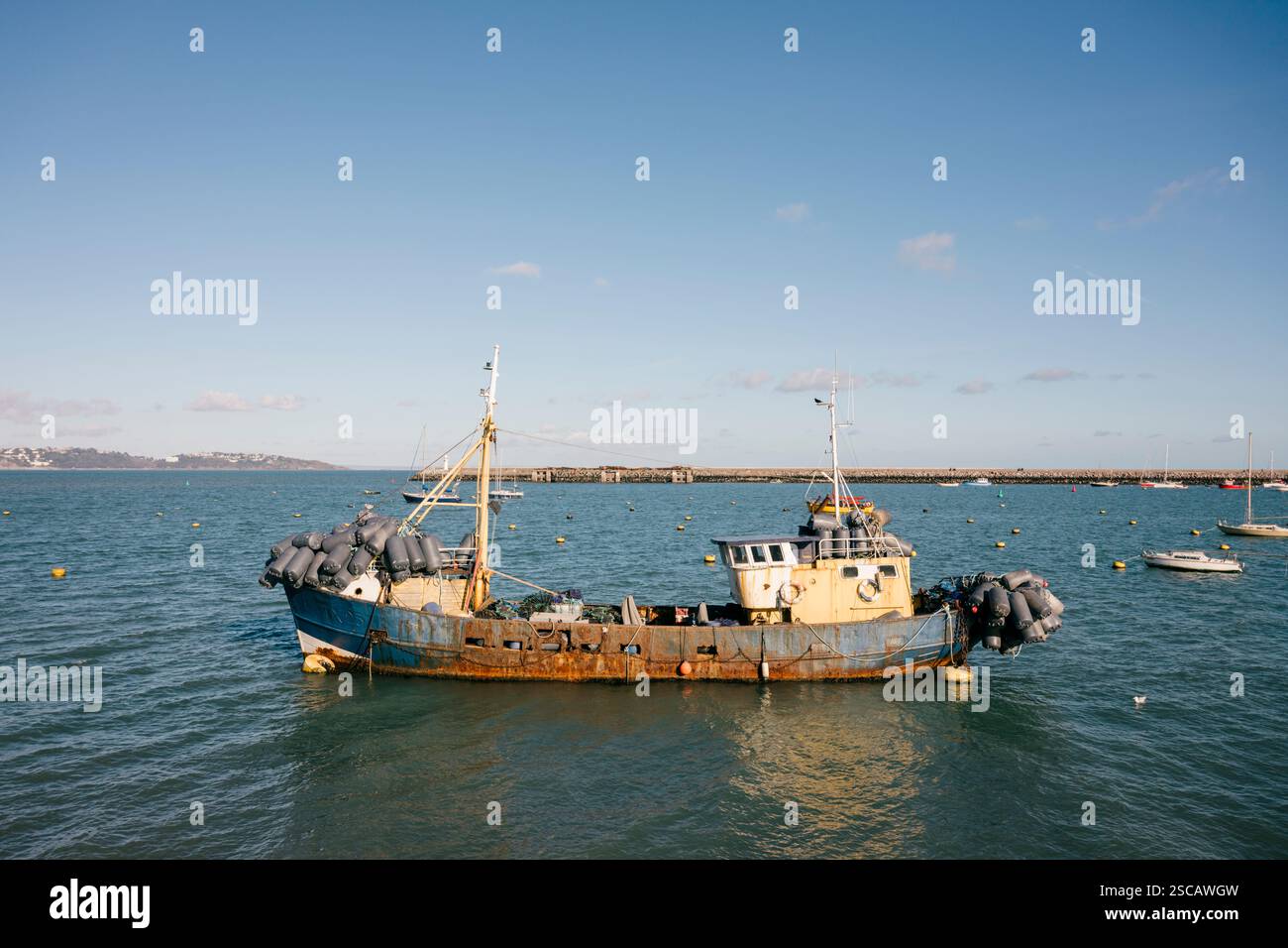 Un vieux bateau de pêche ou chalutier amarré dans le port de Brixham Devon Royaume-Uni Banque D'Images