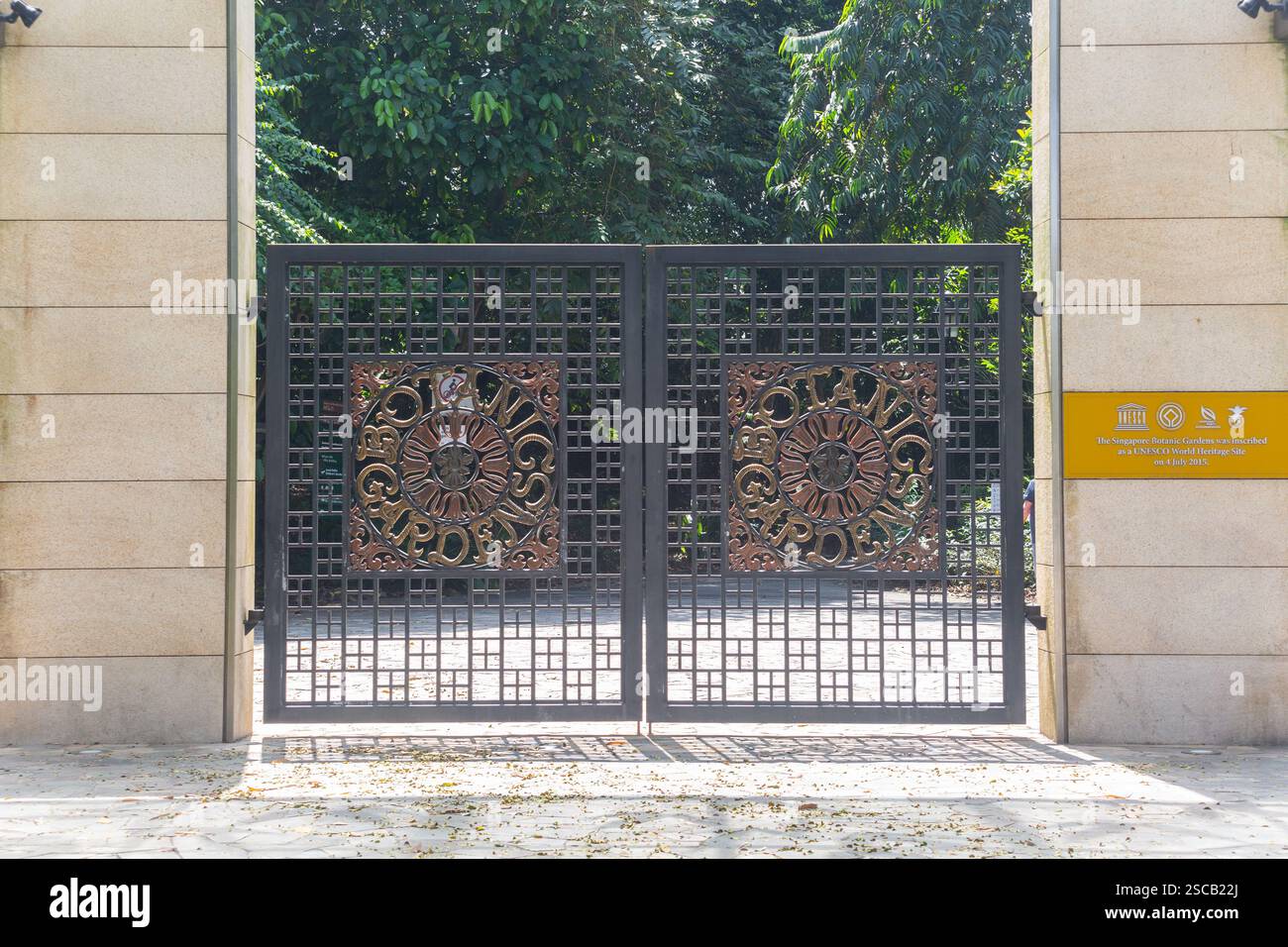 Bukit Timah Gate est une entrée des jardins botaniques de Singapour. Un site classé au patrimoine mondial de l'unesco. Conception symétrique, environnement extérieur. Banque D'Images