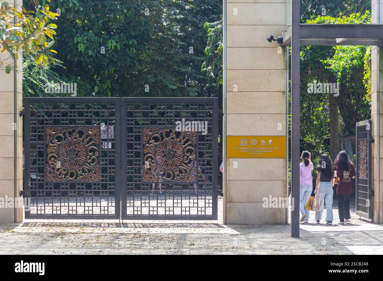 Bukit Timah Gate est une entrée des jardins botaniques de Singapour. Avec les visiteurs l'utilisant pour entrer ou sortir du parc. Un site classé au patrimoine mondial de l'unesco. Banque D'Images