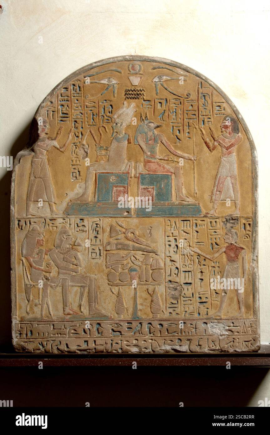 Stèle funéraire de Kha, maintenant dans le Museo Egizio, Turin - la tombe de Kha et du mérite, également connue par son numéro de tombe Théban Tomb 8 ou TT8, est la chapelle funéraire et lieu de sépulture de l'ancien contremaître égyptien Kha et de sa femme Merit, dans le cimetière nord du village des ouvriers de Deir el-Medina - Banque D'Images