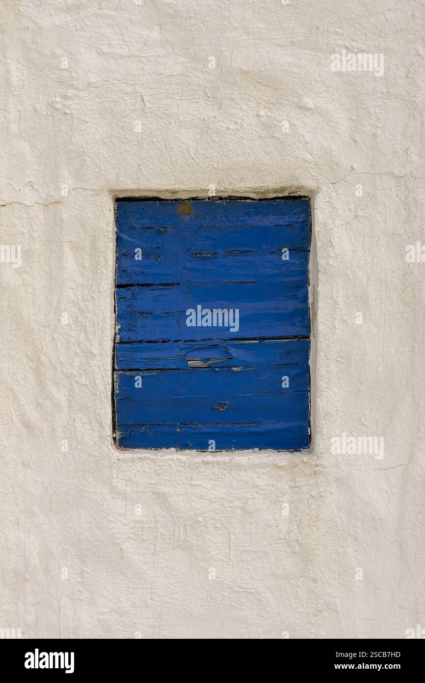 Fenêtre bleue sur un mur blanc abstrait Banque D'Images
