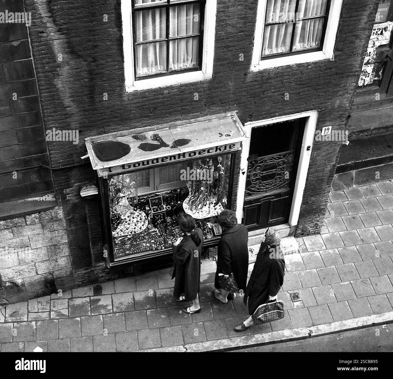 Passant devant une vitrine avec des bijoux (Gouden Hoeckje) à Amsterdam. Banque D'Images