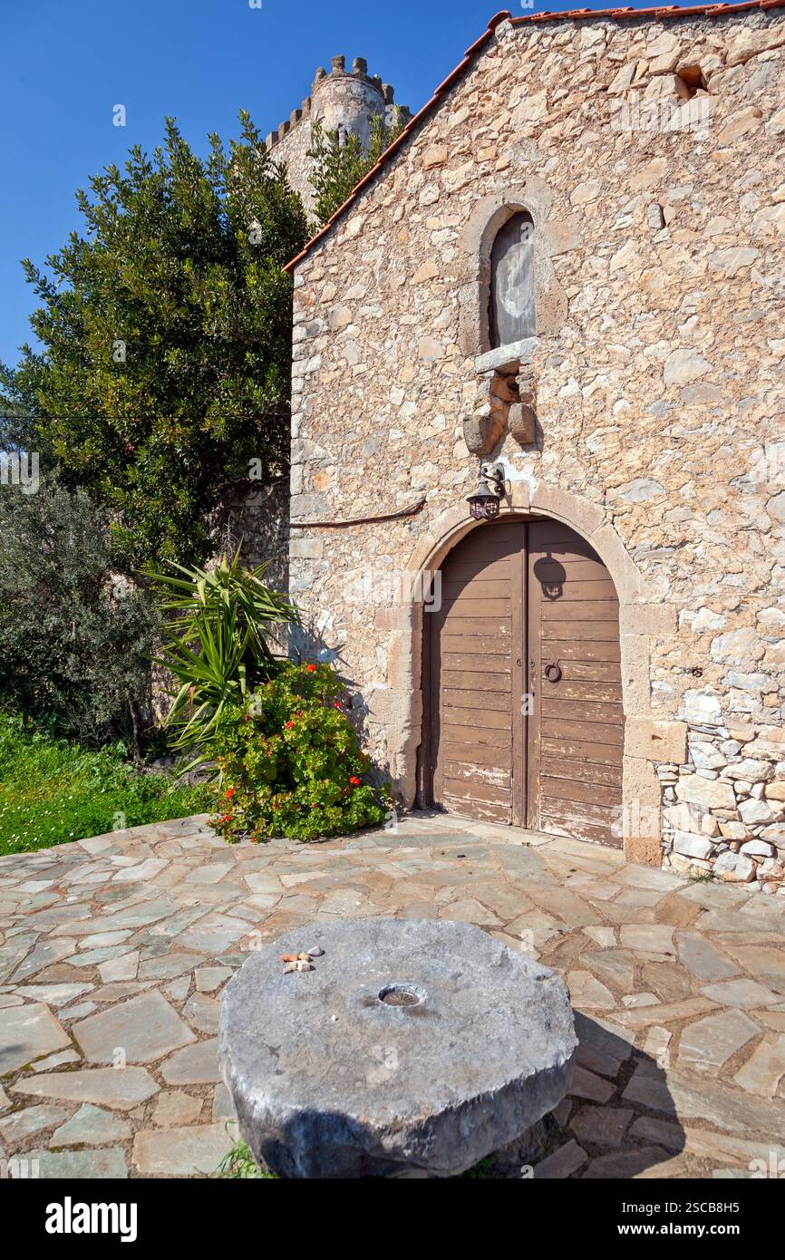 Bâtiment historique en pierre à Mani, en Grèce, avec une tour médiévale, charme rustique et beauté intemporelle, incarnant le patrimoine culturel de la Laconie Banque D'Images