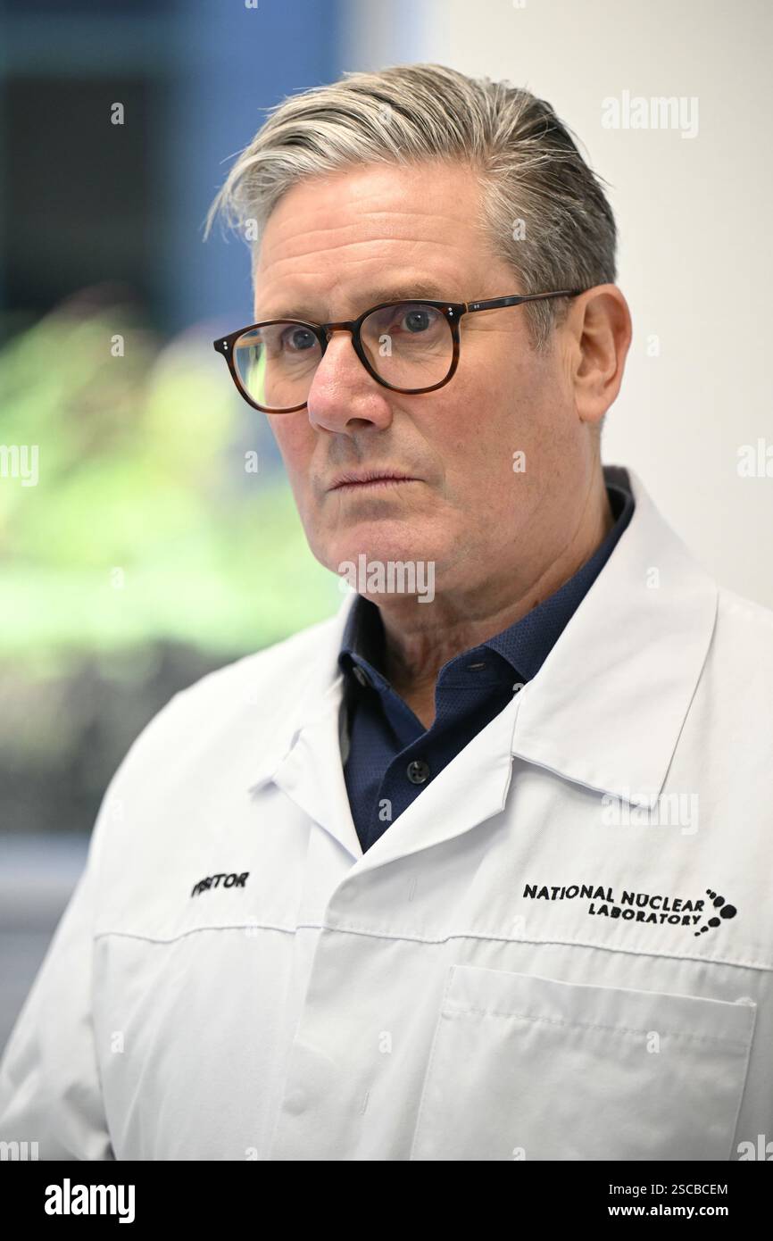 Le premier ministre Sir Keir Starmer visite le nouveau laboratoire de décontamination et de déclassement lors d’une visite à Springfields (laboratoire Preston), le laboratoire nucléaire national de Preston, dans le Lancashire, alors que le gouvernement s’engage à créer des milliers d’emplois hautement qualifiés en réformant les règles de planification pour faciliter la construction de nouveaux réacteurs nucléaires. Date de la photo : jeudi 6 février 2025. Banque D'Images