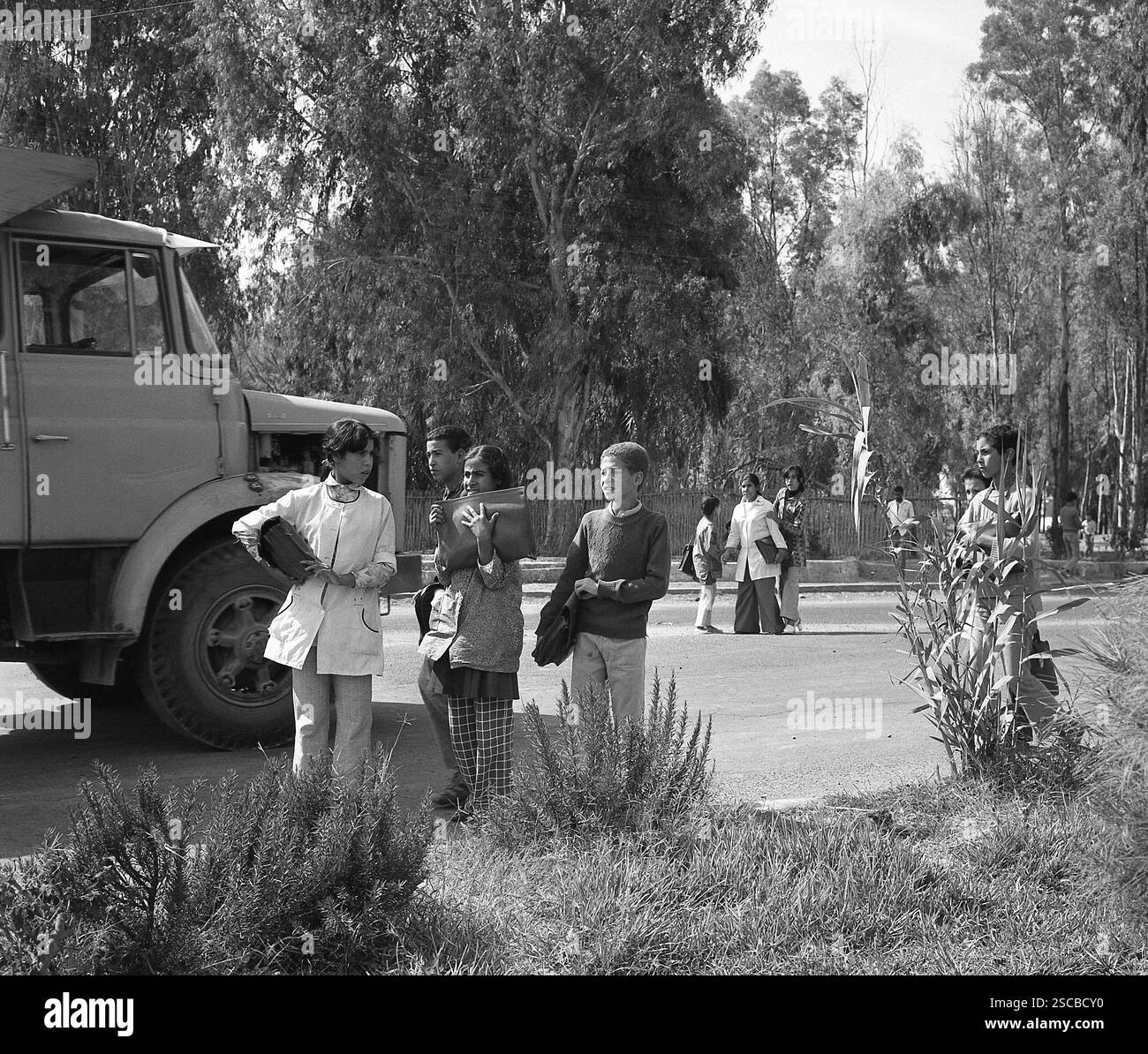 Les élèves avec des sacs dans une rue au Maroc. Banque D'Images