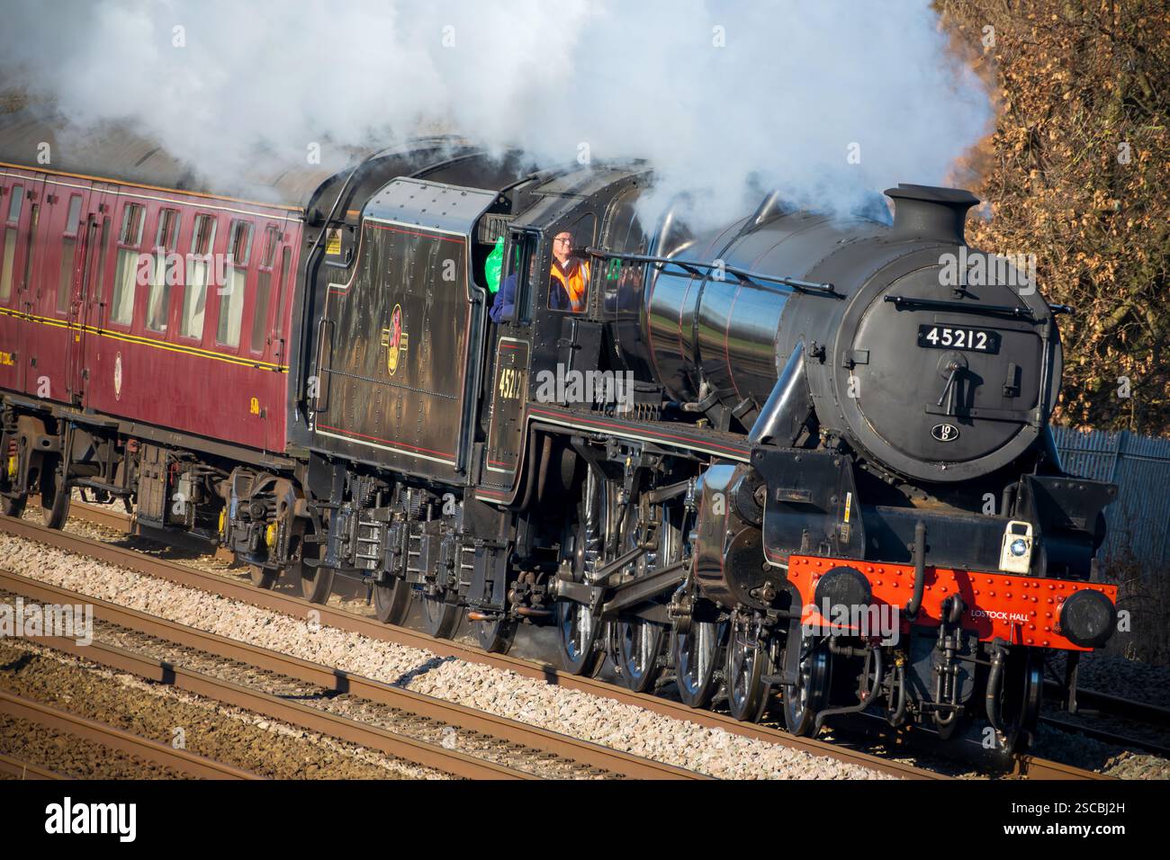 LMS Stanier Class 5 4-6-0 No. 45212 est une locomotive à vapeur britannique préservée vue à grande vitesse. Banque D'Images