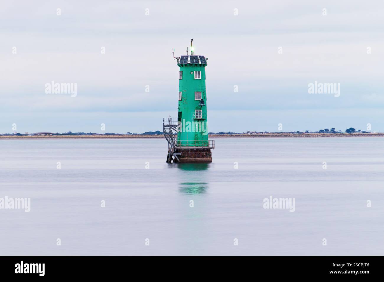Phare de North Bull sur la rivière Liffey, près de Dublin, Irlande. Phare historique qui aide à guider la navigation dans le Liffey, et le port de Dublin. Banque D'Images
