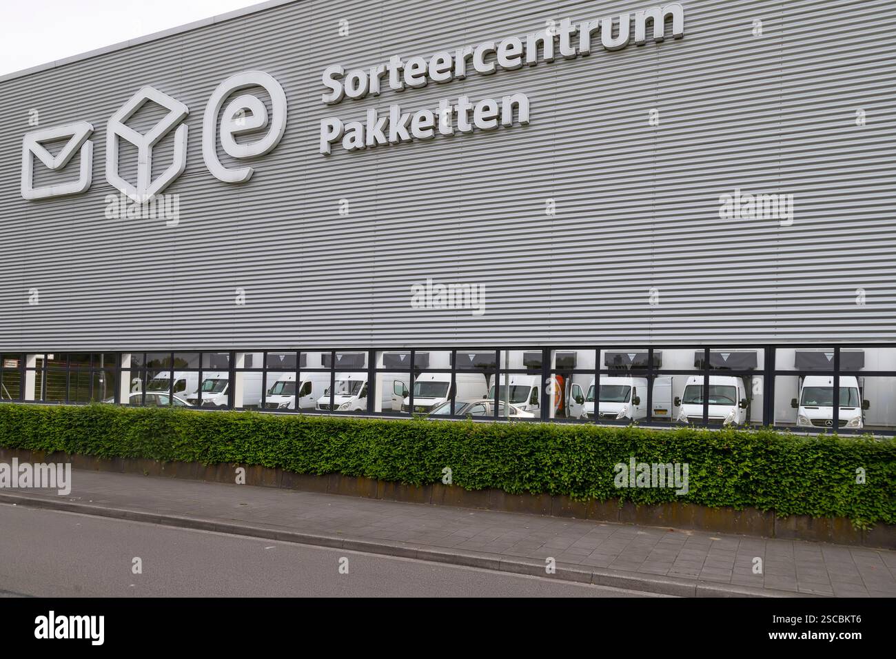 Grand bâtiment commercial du centre de tri de colis dans le centre des pays-Bas à Amersfoort. Banque D'Images