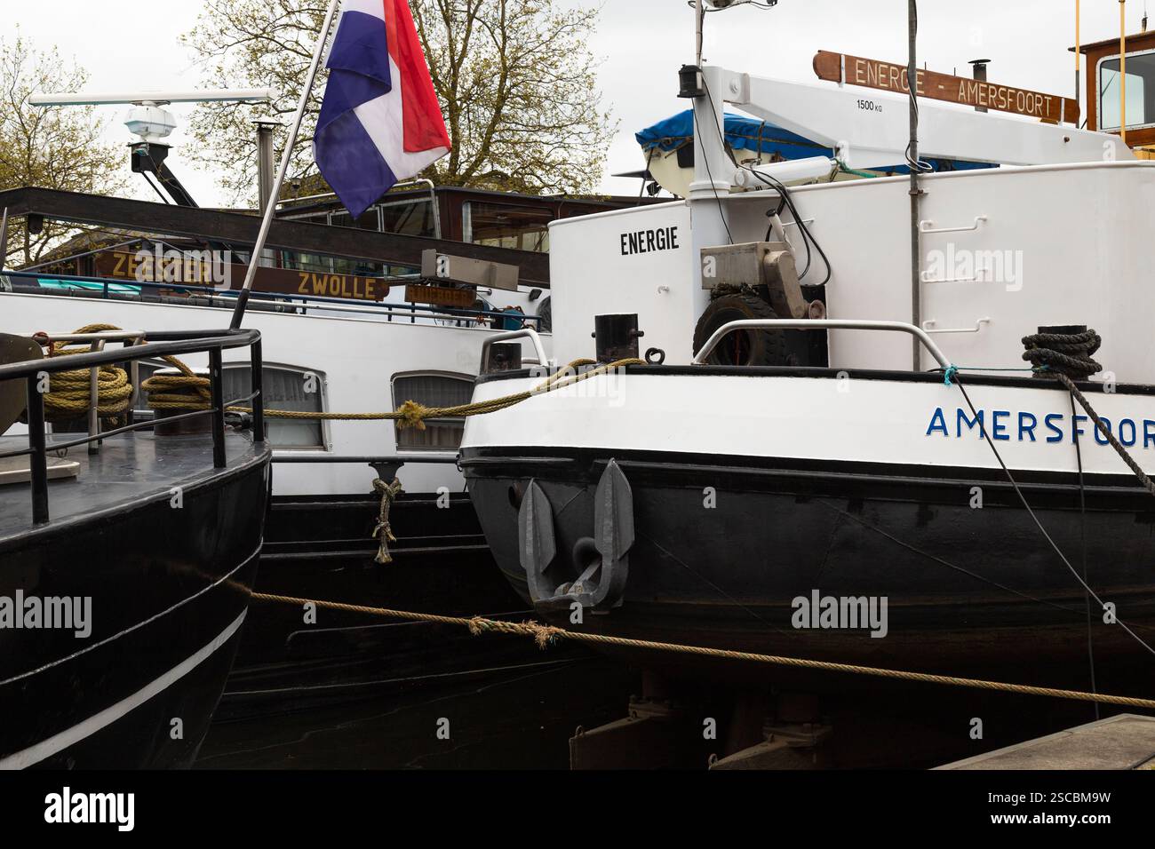 Cargos dans le port de Nijkerk. Banque D'Images