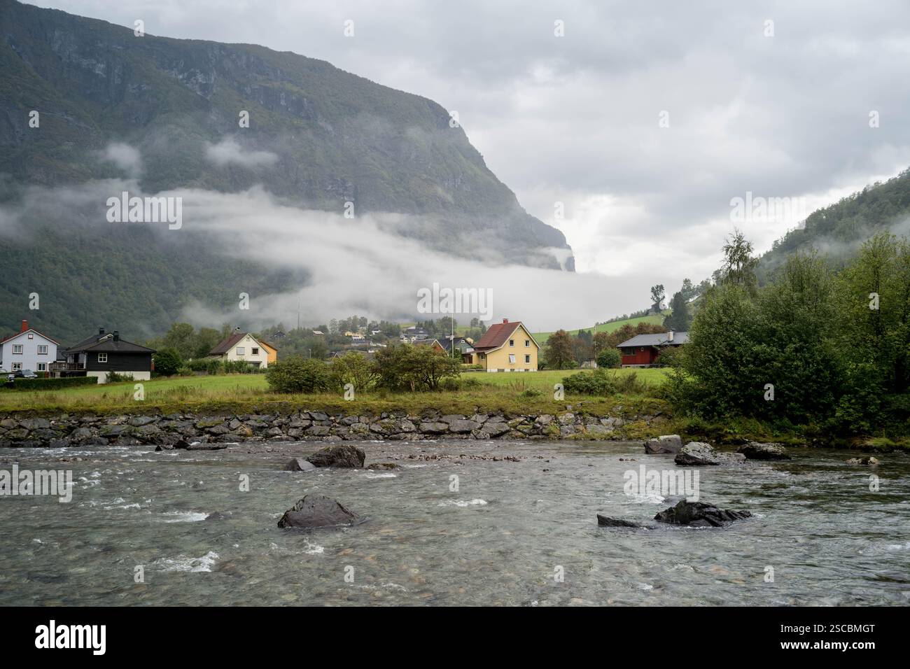 La rivière Flamselvi et le village de Flam dans la vallée de Flam, Norvège Banque D'Images