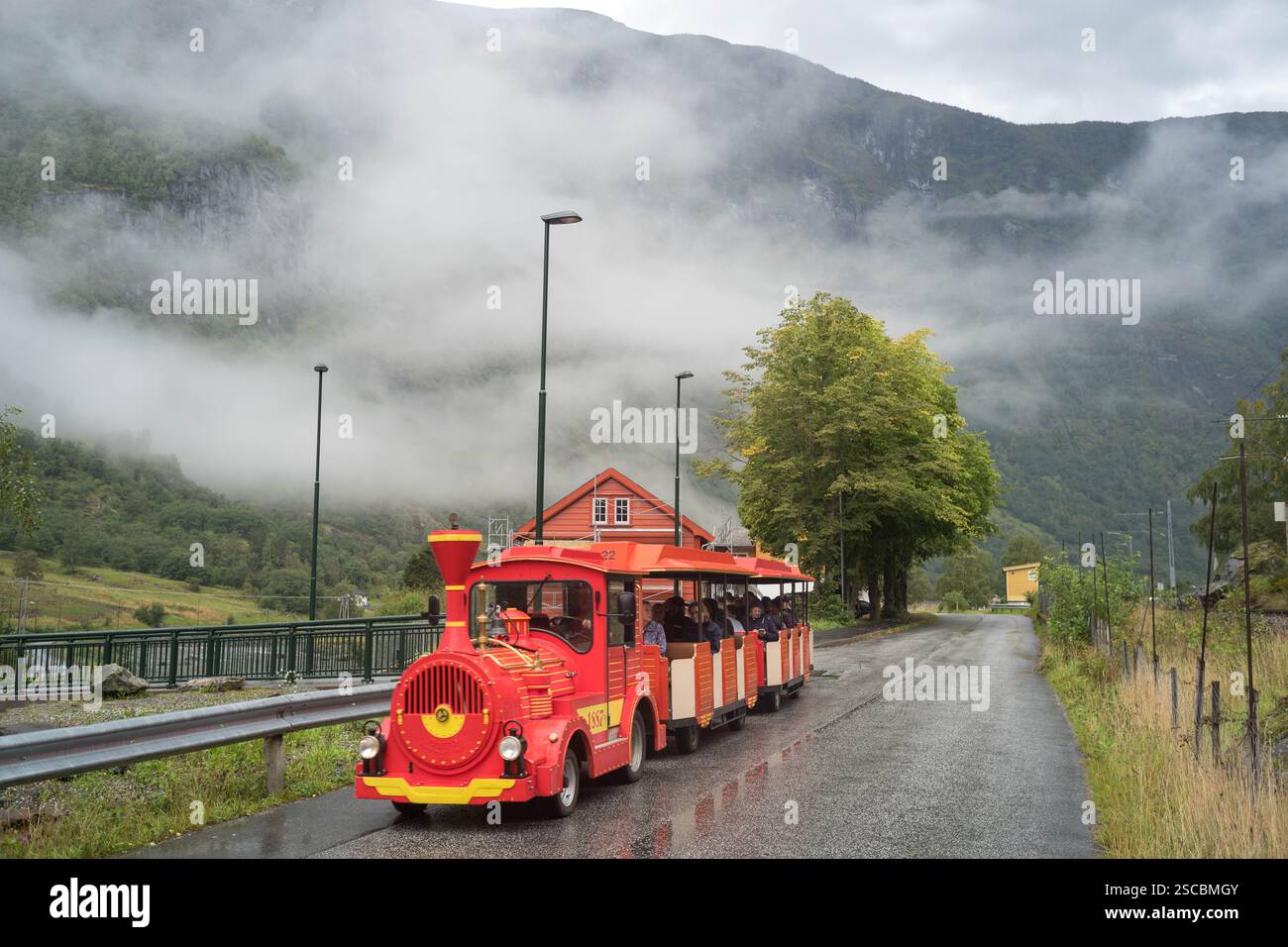 Le train routier RallarToget qui emmène les touristes du port à Flam Village, en Norvège Banque D'Images