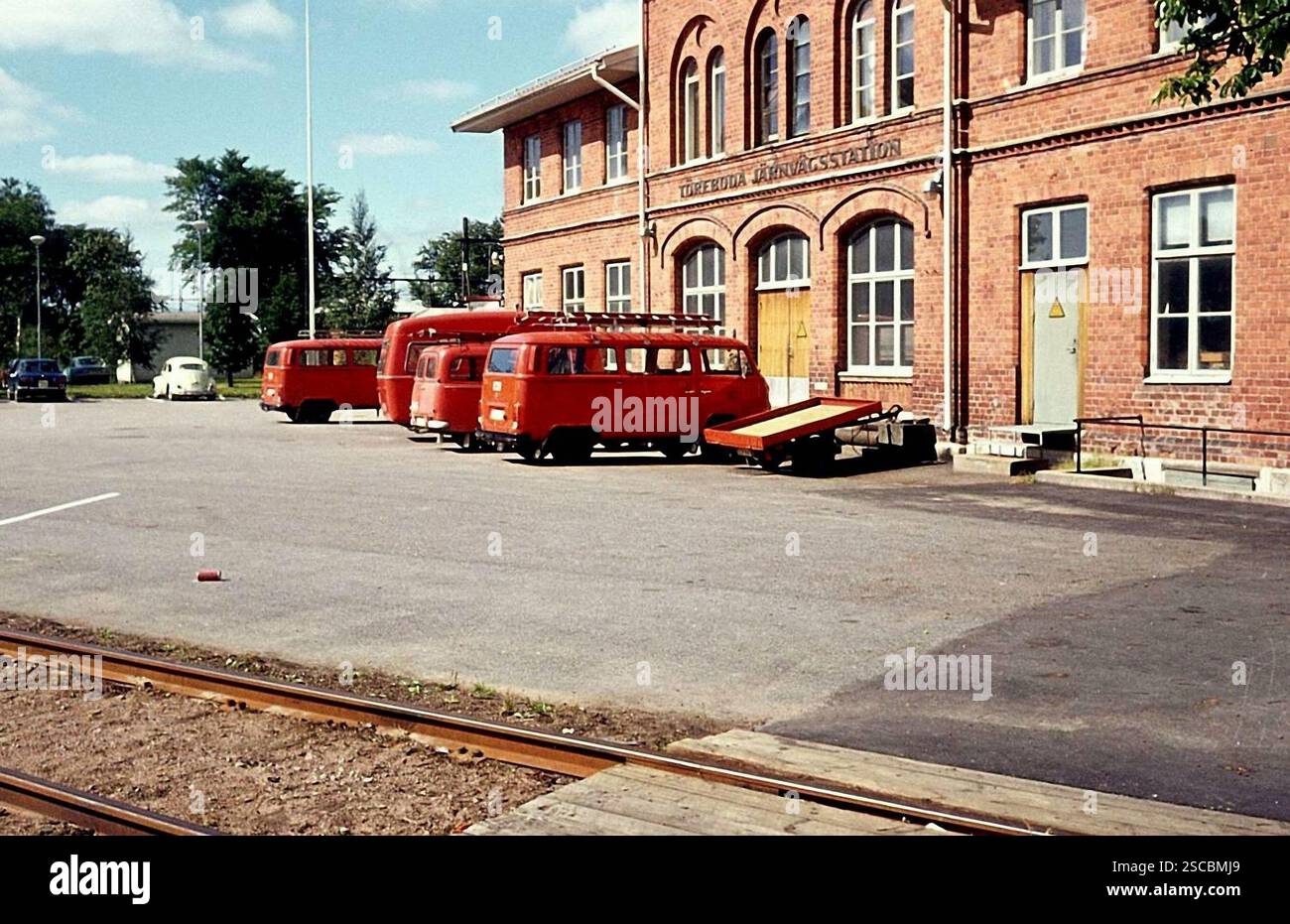 À la gare de Töreboda, au centre de la Suède. Les moteurs incendie sont stationnés devant le bâtiment. [traduction automatique] Banque D'Images